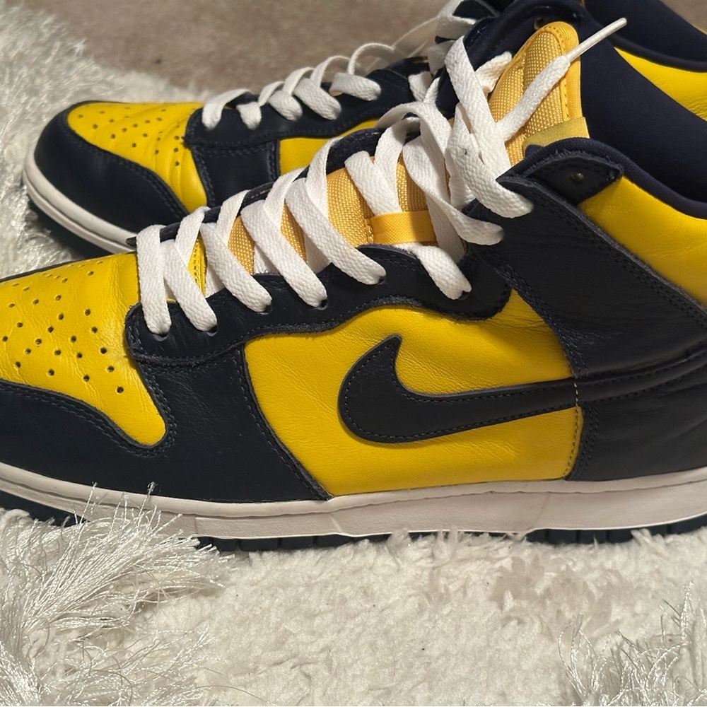 Nike Men's Bold Yellow and Black Sneakers